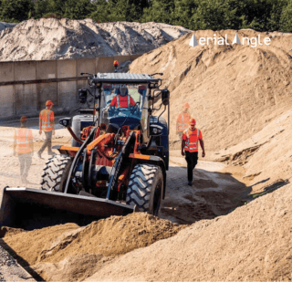 Hitachi ZW220-7 pyöräkuormaaja työmaalla