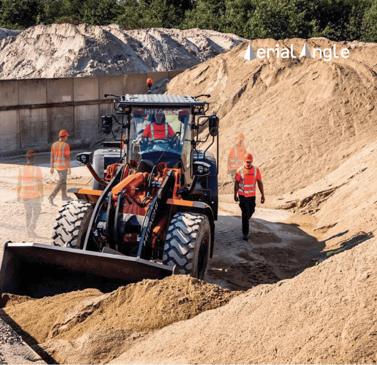 Hitachi ZW220-7 pyöräkuormaaja työmaalla