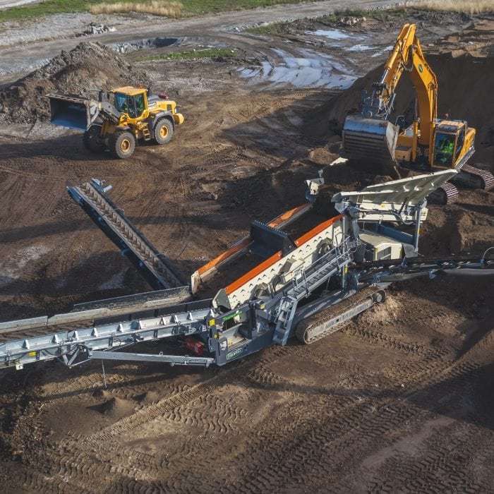 Lokotrack ST2.8E™ hybridi-seula työmaalla – esiseulontaan, välppäykseen ja kierrätykseen