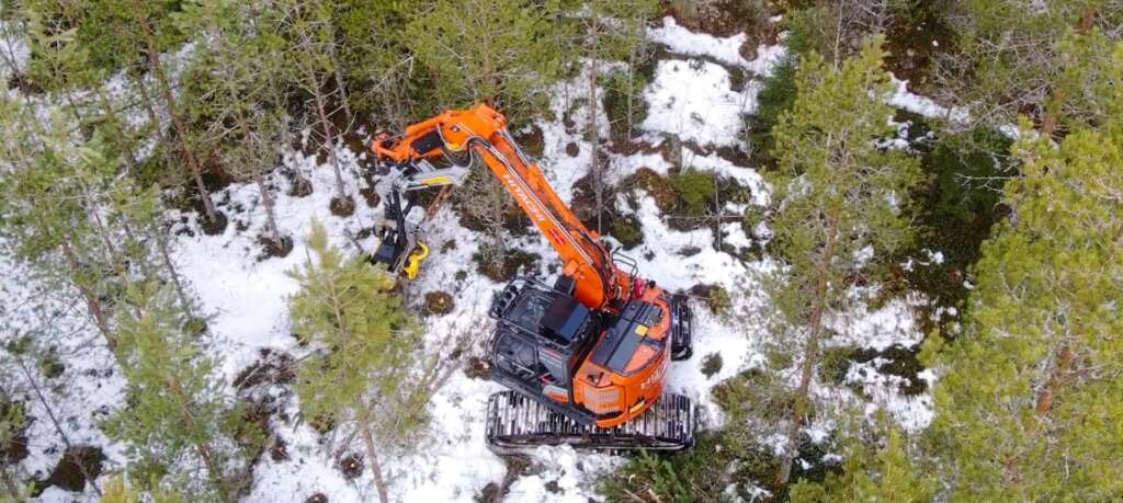 Mets alustainen Hitachi ZX135USL 7 Tehokkuutta Ja Monik ytt isyytt mets-alustainen-hitachi-zx135usl-7-tehokkuutta-ja-monik-ytt-isyytt