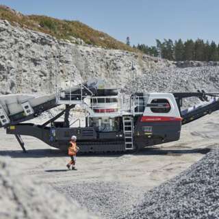 Lokotrack LT350C diesel-sähköinen mobiili kartiomurskain työmaalla