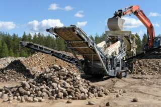 Lokotrack ST2.8E™ hybridi-seula työmaalla – esiseulontaan, välppäykseen ja kierrätykseen