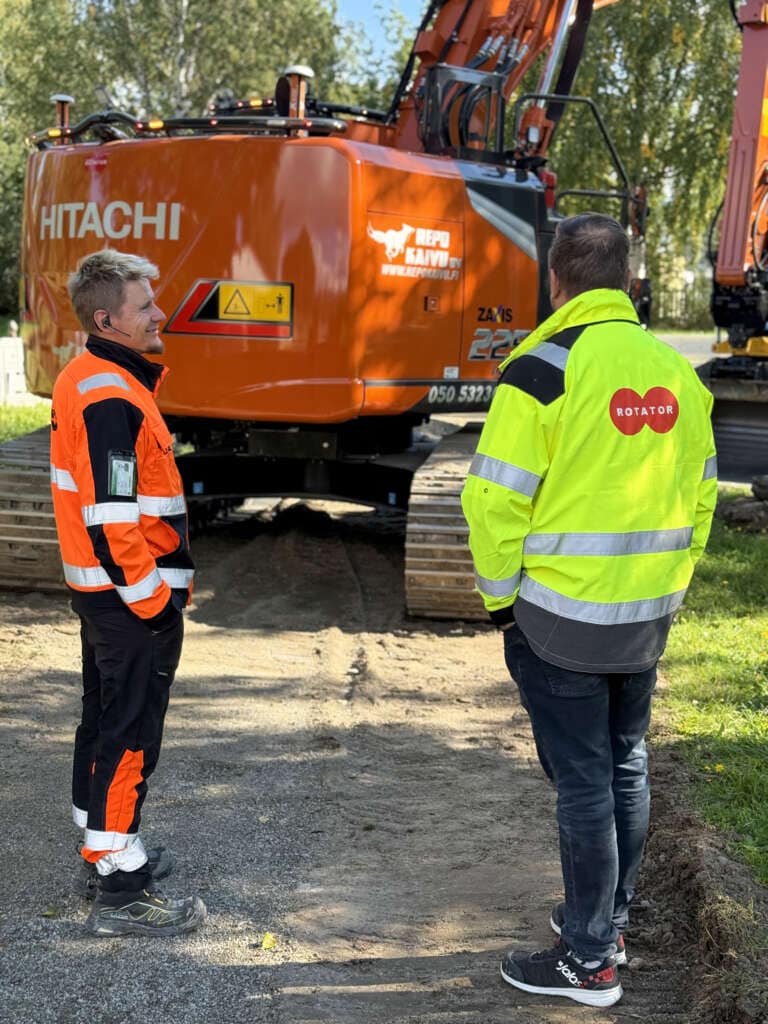 Sami Repo ja Rotatorin Vesa Lehto keskustelevat Hitachi ZX225 -kaivinkoneen työmaalla Iisalmessa.