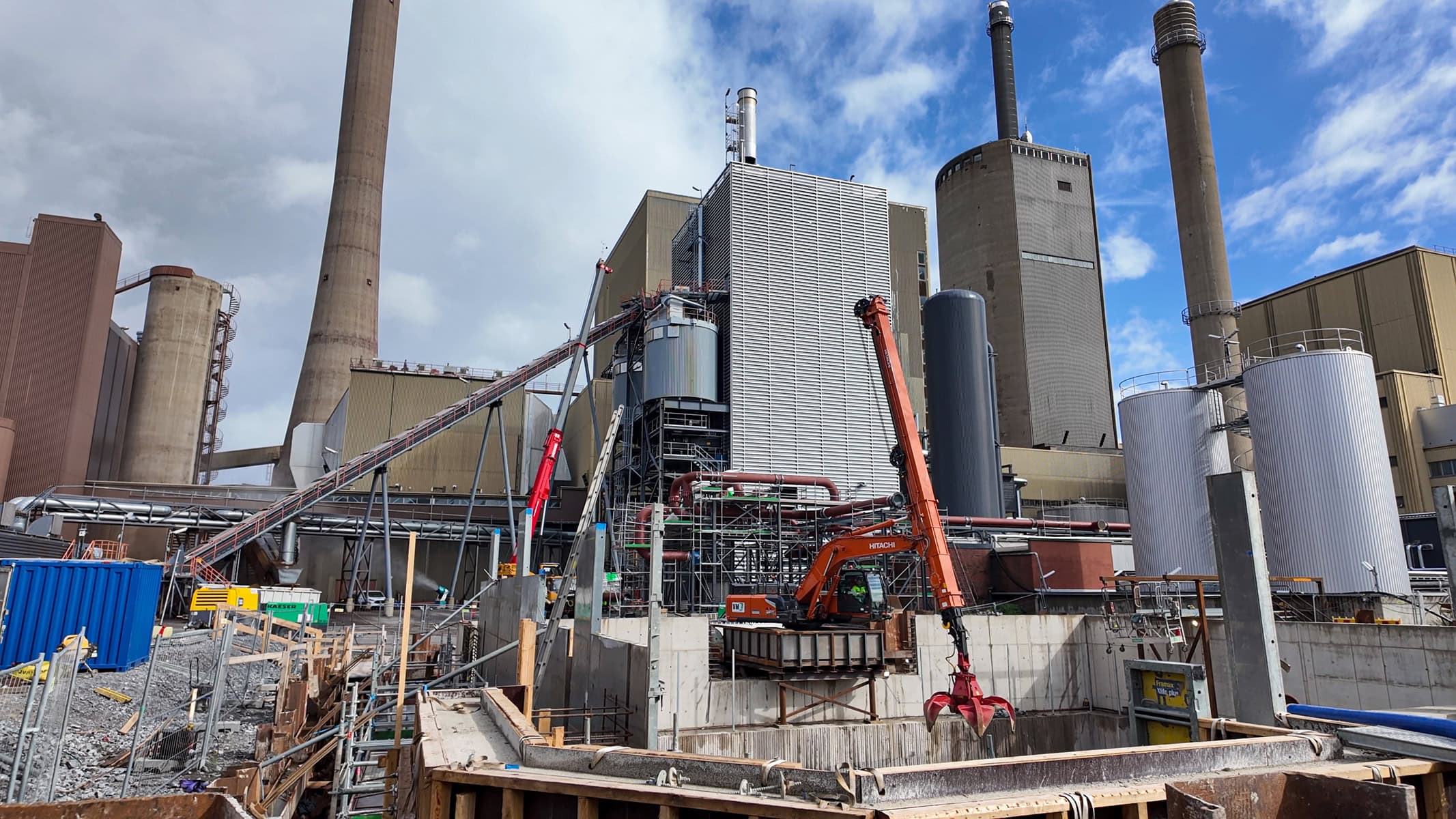 Hitachi ZX350LC-7 CTA liukupuomikone työskentelee Vaasan Vaskiluodon kalliovaraston työmaalla.