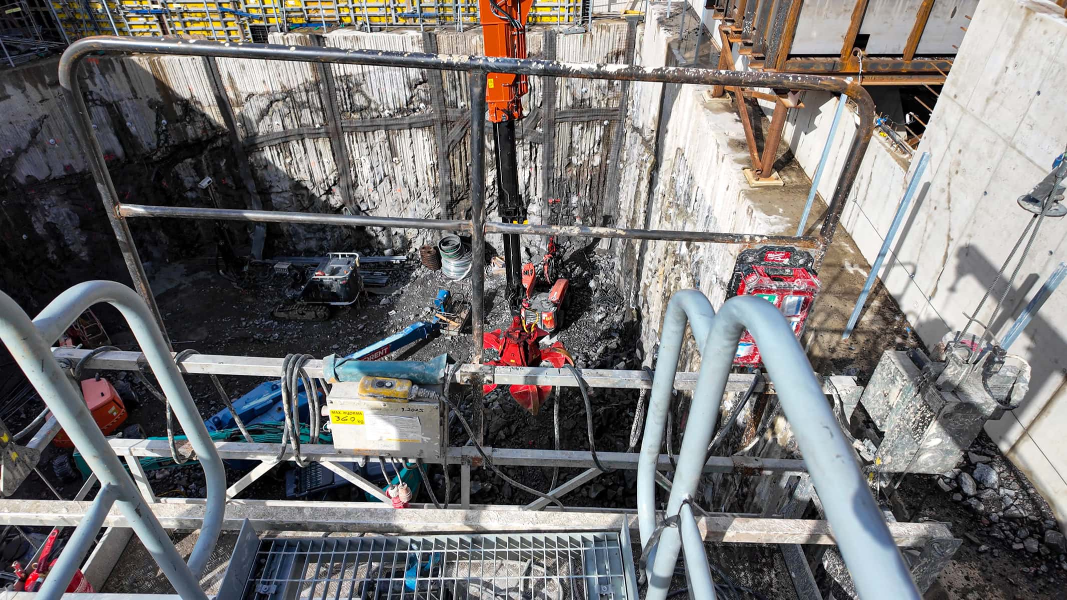 Hitachi ZX350LC-7 CTA liukupuomikone työskentelee Vaasan Vaskiluodon kalliovaraston työmaalla.