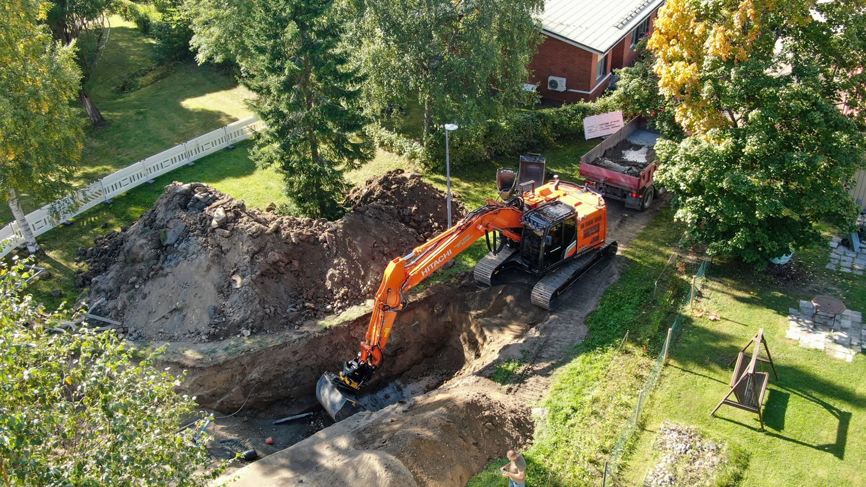 Ilmakuva työmaasta, jossa Hitachi ZX225 -kaivinkone tekee kaivuutöitä Iisalmessa.