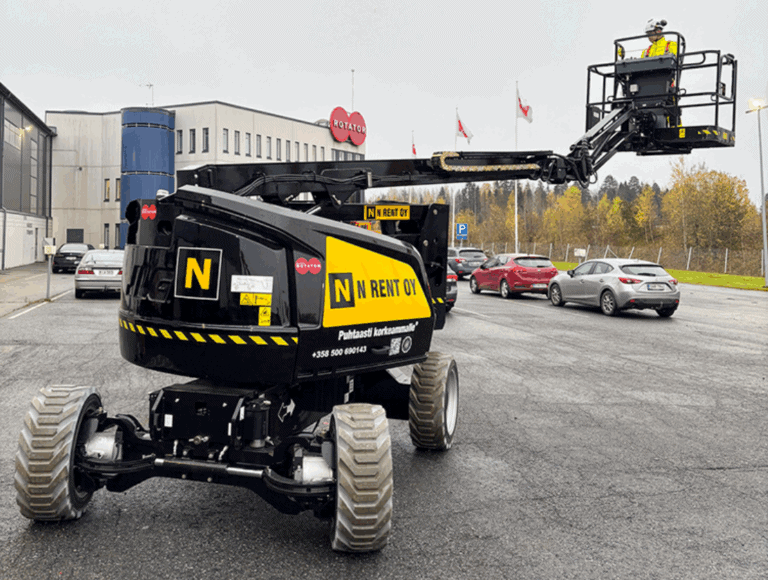 N Rentin JLG EC520AJ -nostin työskentelyasennossa Rotatorin pihalla.