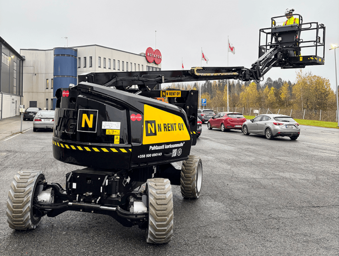N Rentin JLG EC520AJ -nostin työskentelyasennossa Rotatorin pihalla.