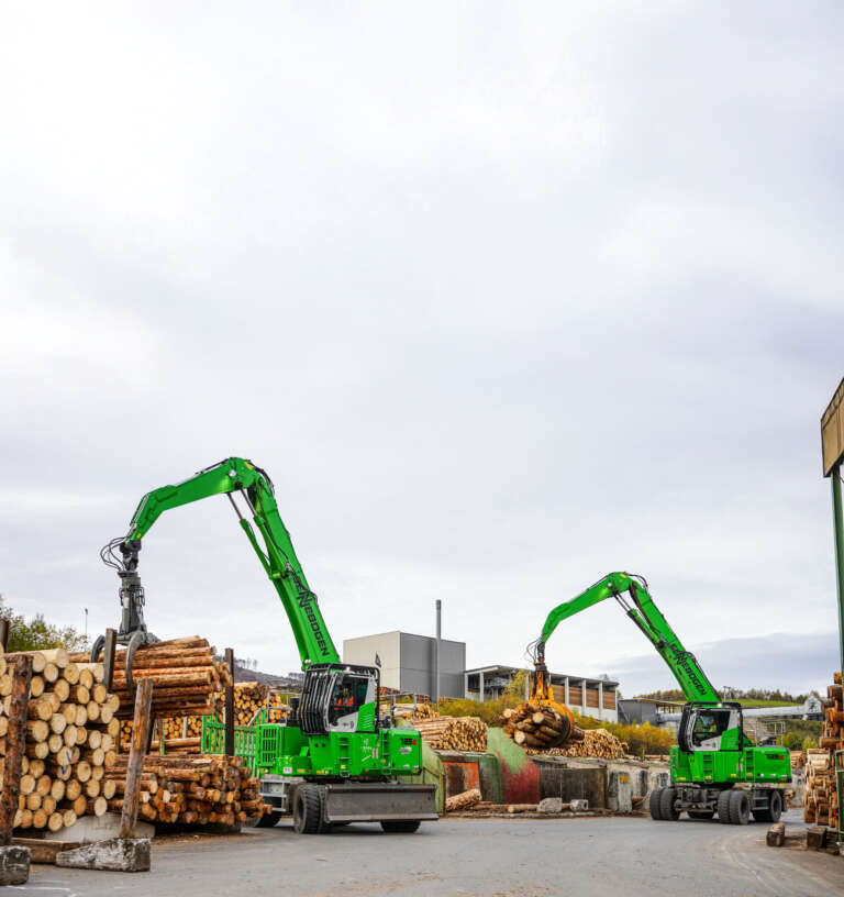 SENNEBOGEN materiaalinkäsittelykoneet työskentelemässä teollisuusympäristössä