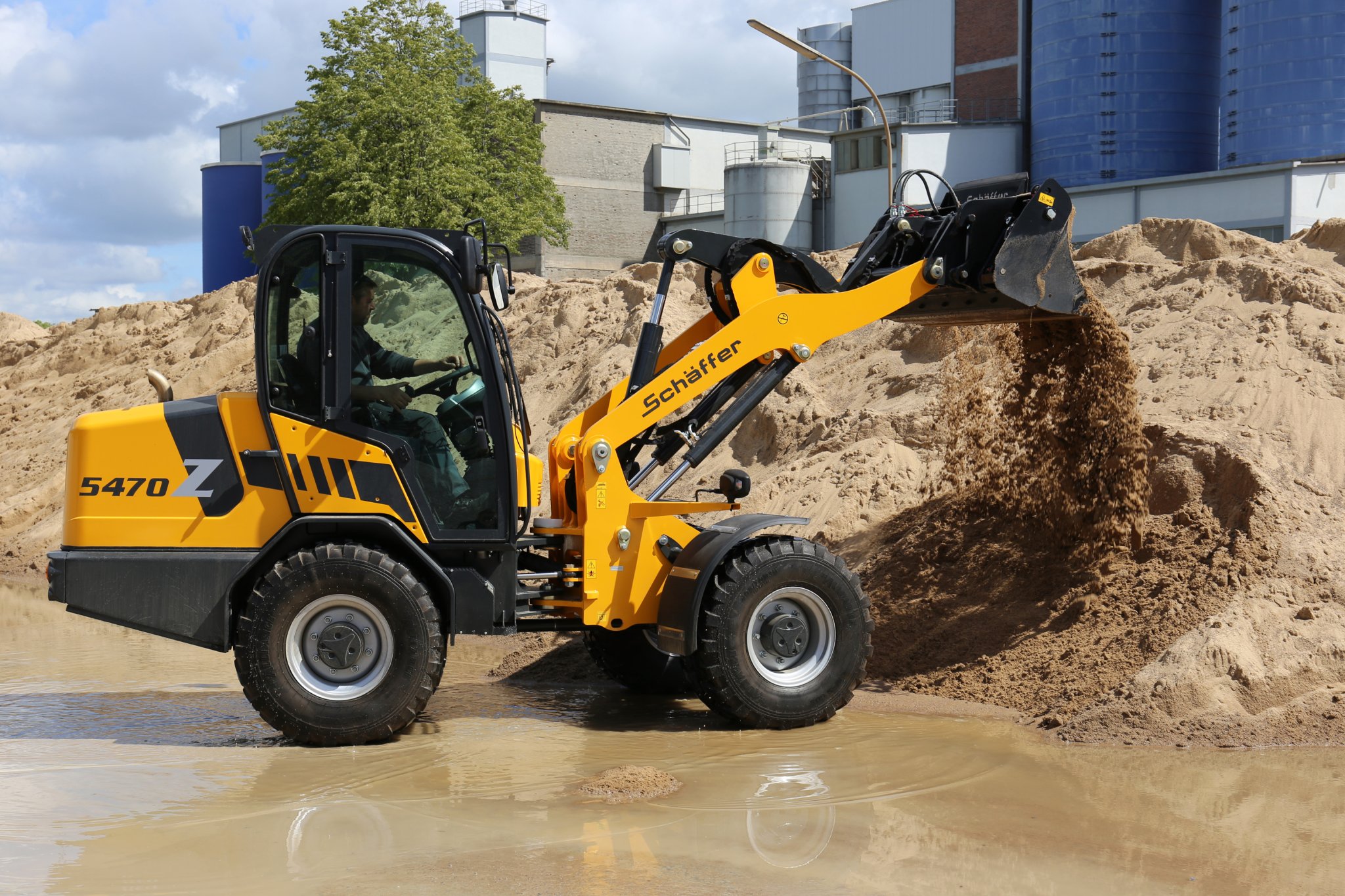 Schäffer 5470 Z pyöräkuormaaja työmaalla kuormauksessa