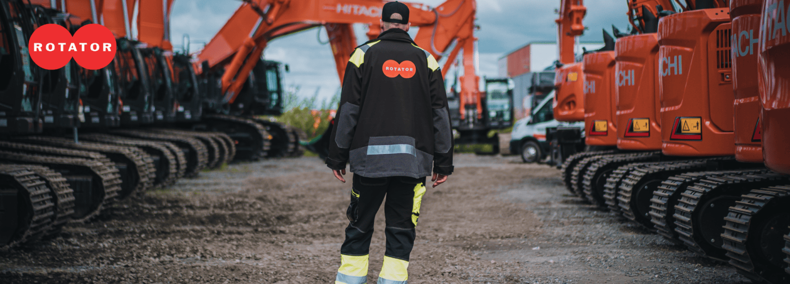 Rotatorin työntekijä koneiden keskellä – avoimet työpaikat