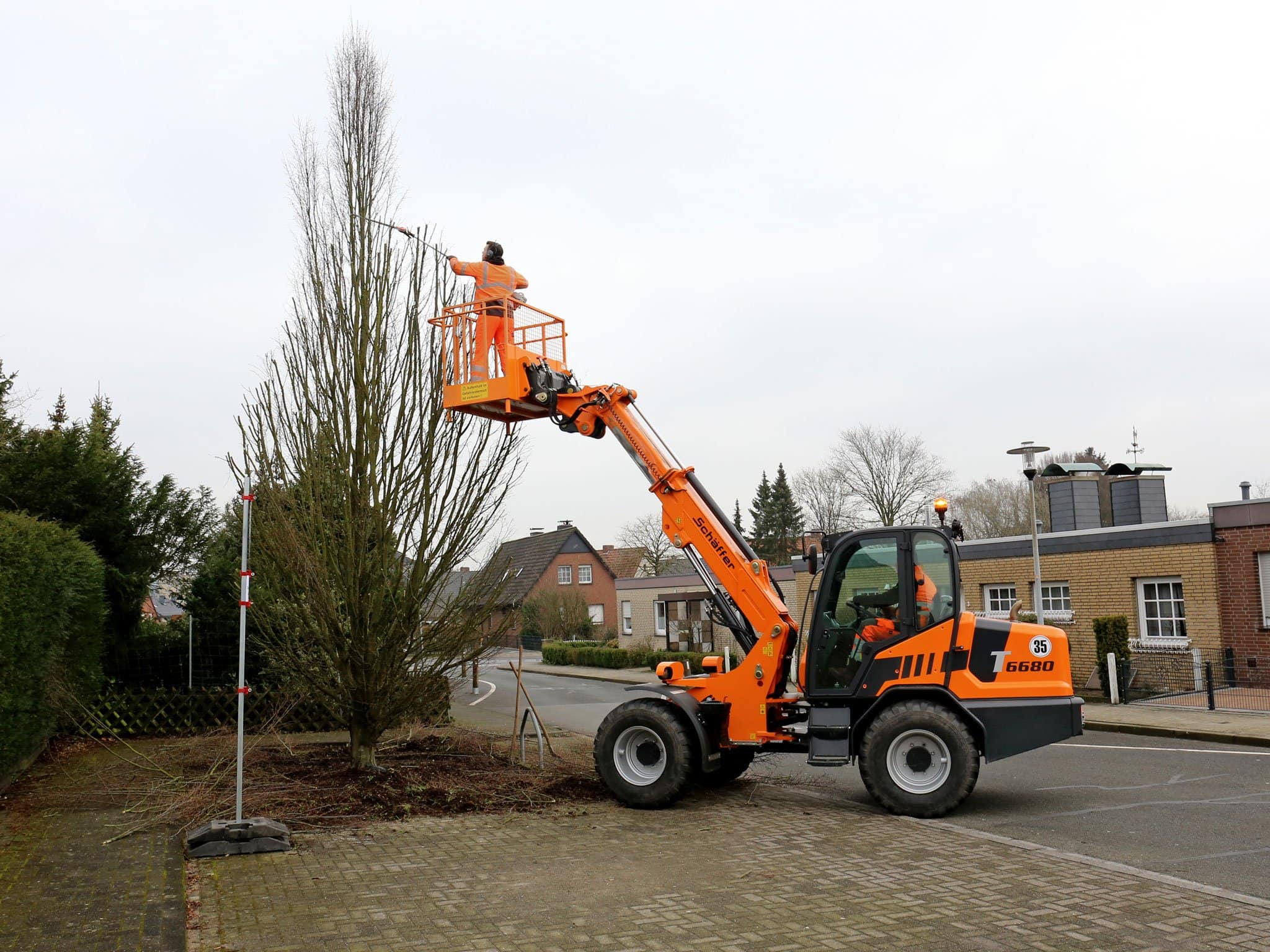 Schäffer 6680 Z-3 teleskooppikuormaaja nostotyössä työmaalla