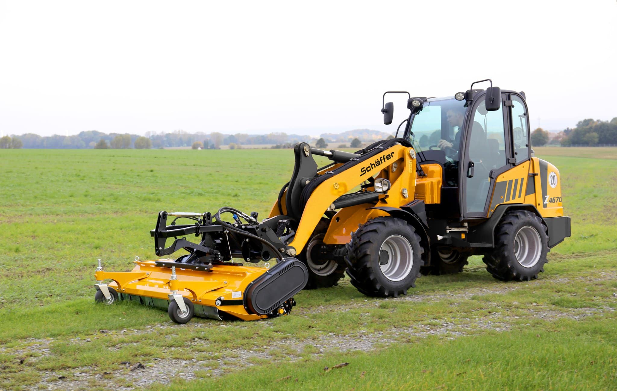 Schäffer 4670 Z 2 pyöräkuormaaja lisälaitteella ulkoalueiden hoitoon