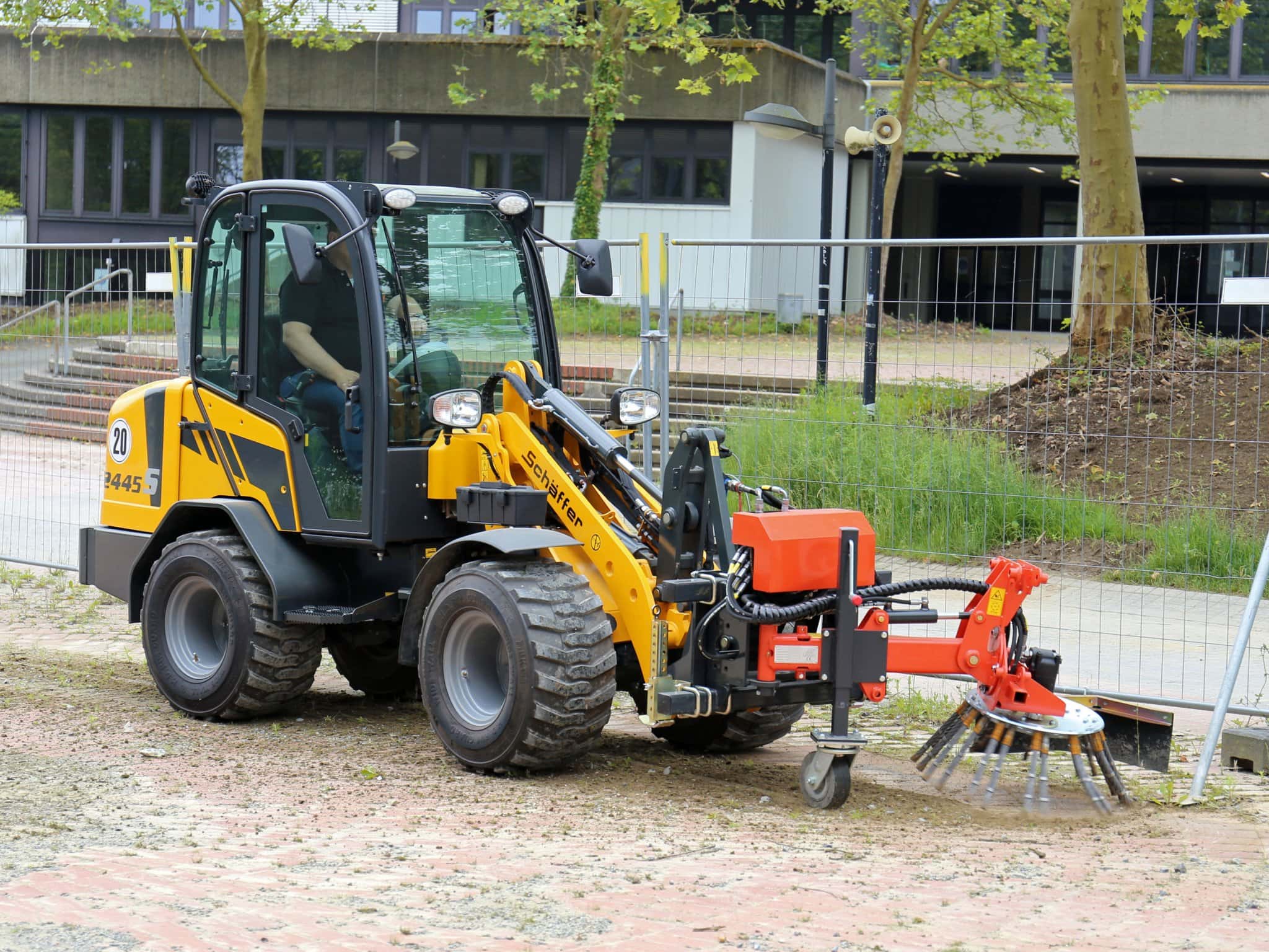 Schäffer 2445 S pyöräkuormaaja kunnossapitotyössä lisälaitteella