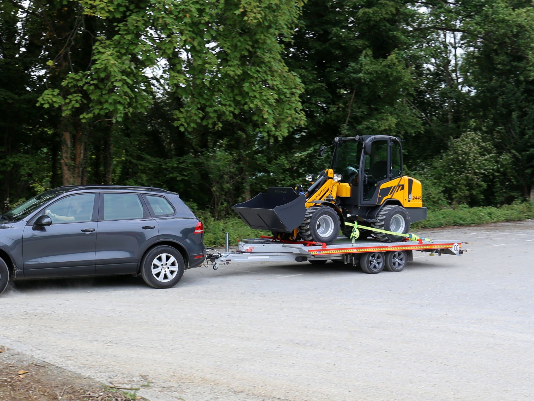 Schäffer 2445 S pyöräkuormaaja kuljetuksessa lavalla