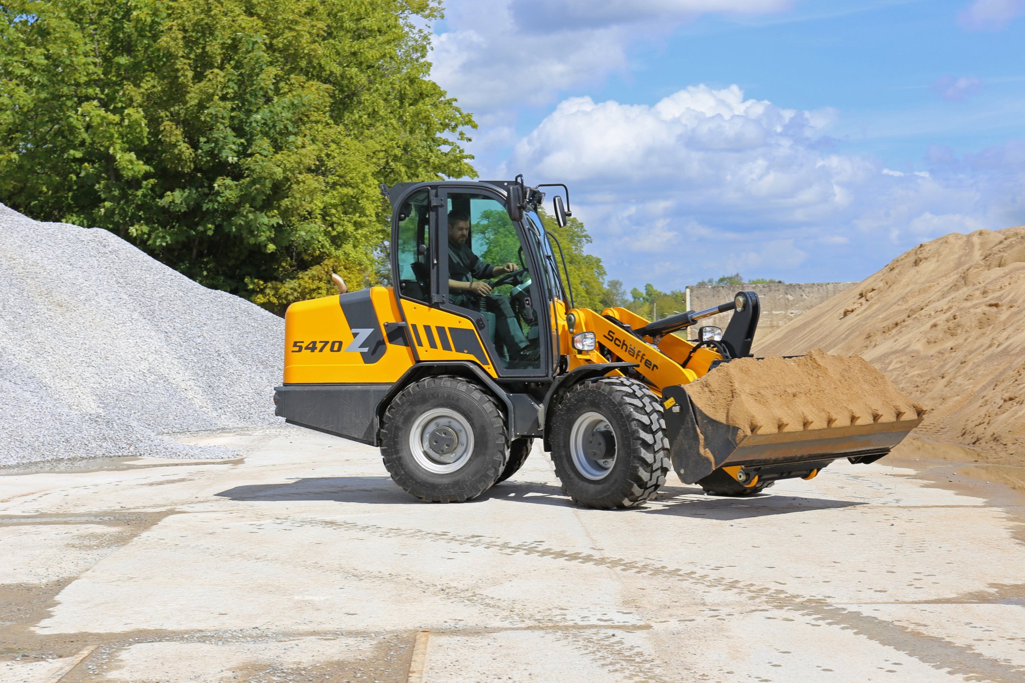 Schäffer 5470 Z pyöräkuormaaja kuormaamassa hiekkaa