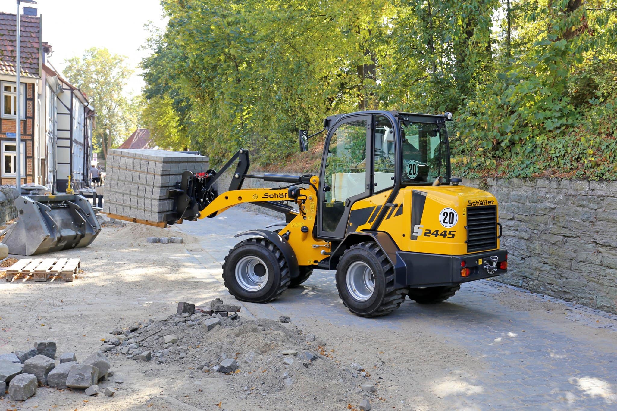 Schäffer 2445 S pyöräkuormaaja materiaalinsiirrossa