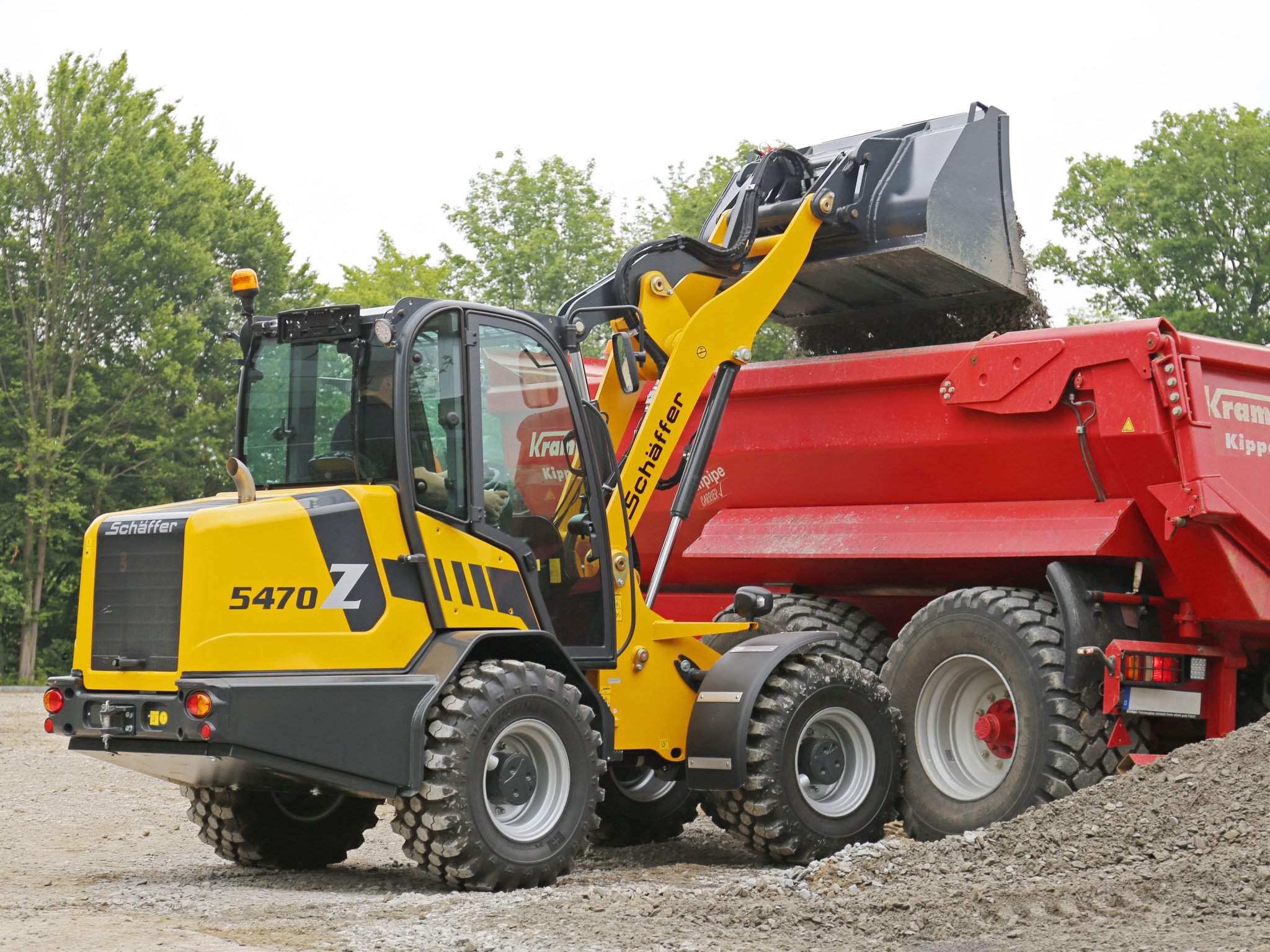 Schäffer 5470 Z kuormaamassa materiaalia perävaunuun