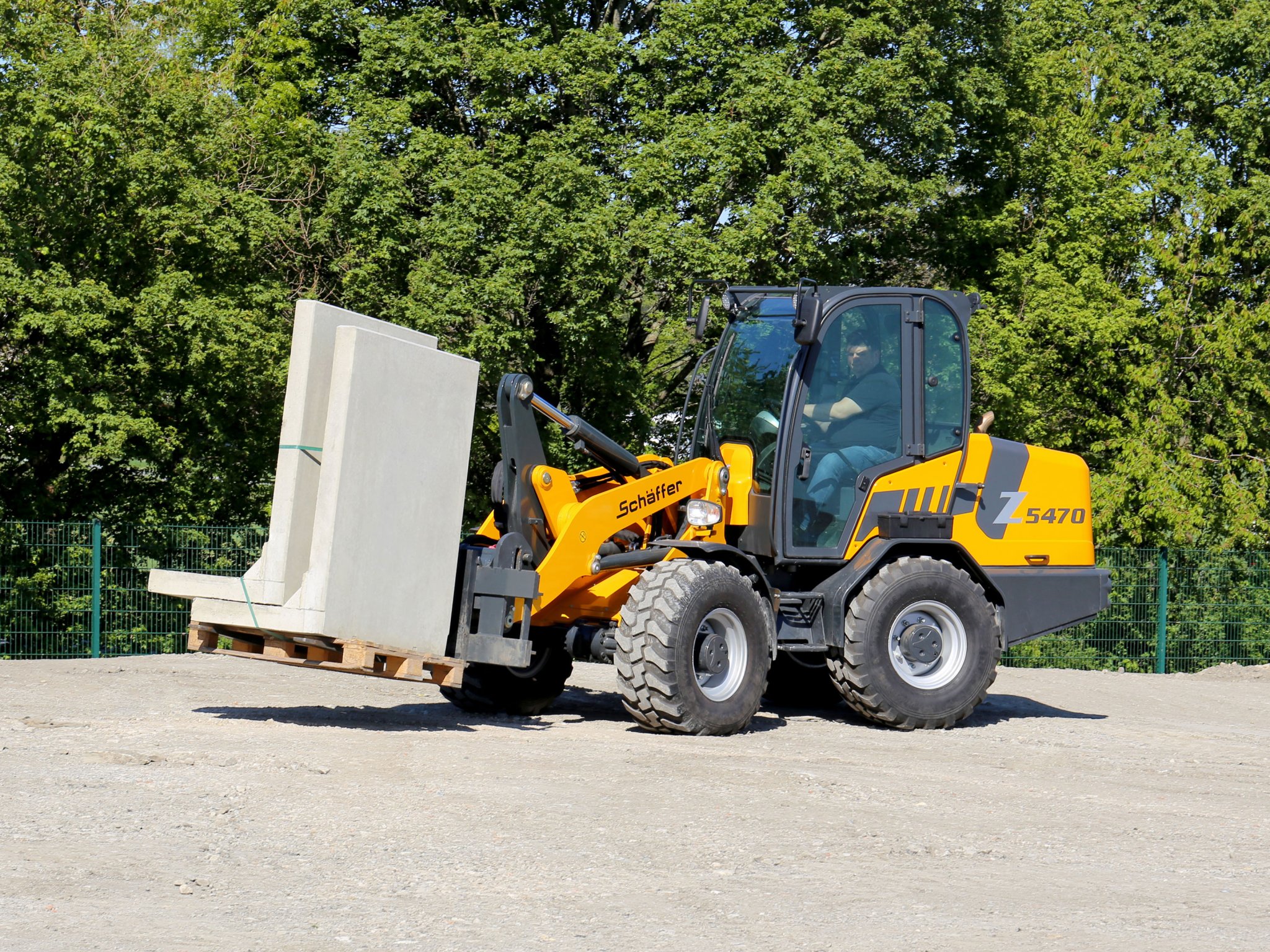 Schäffer 5470 Z pyöräkuormaaja betonielementin nostossa
