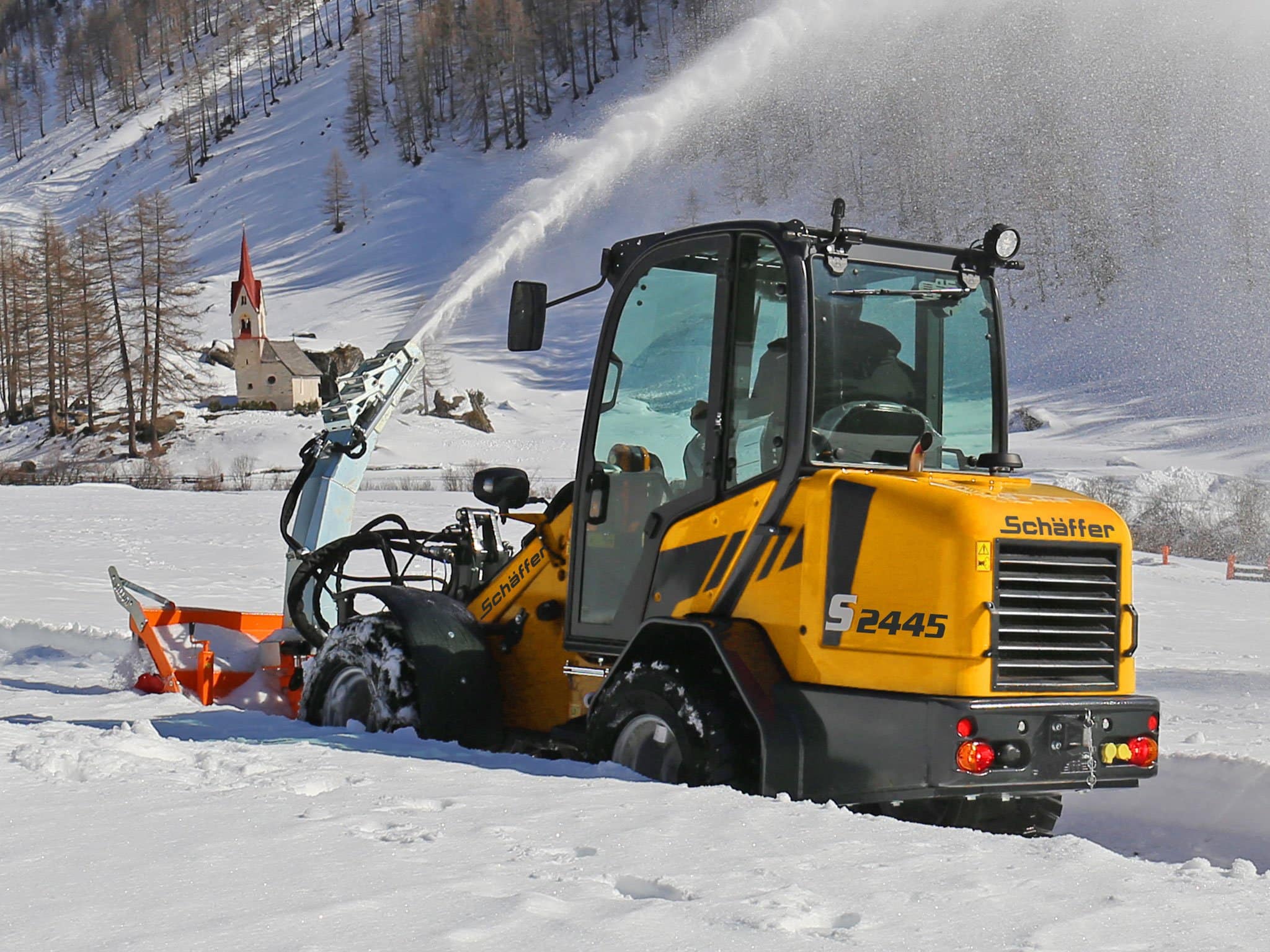 Schäffer 2445 S pyöräkuormaaja talvikunnossapidossa auralla