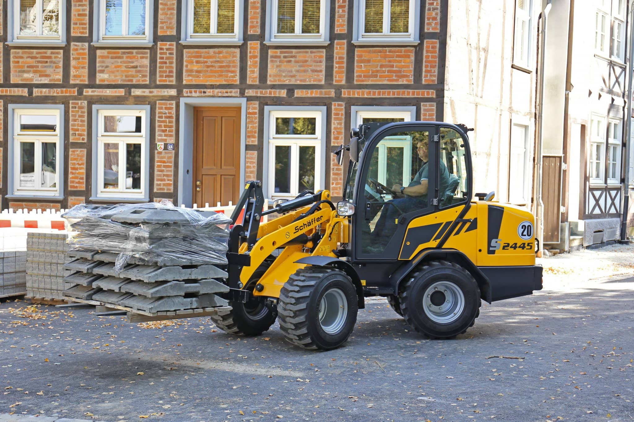 Schäffer 2445 S pyöräkuormaaja pihatyössä