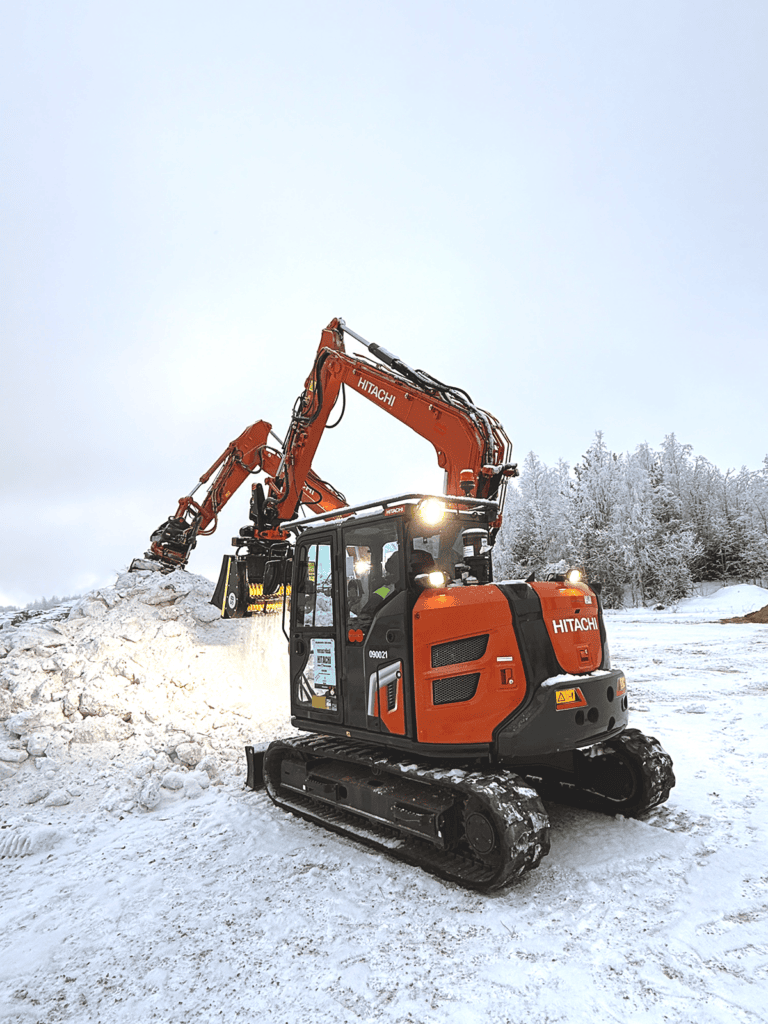 Hitachi ZX95US-7 minikaivinkone Gold Digger -kilpailussa talvisella työmaalla