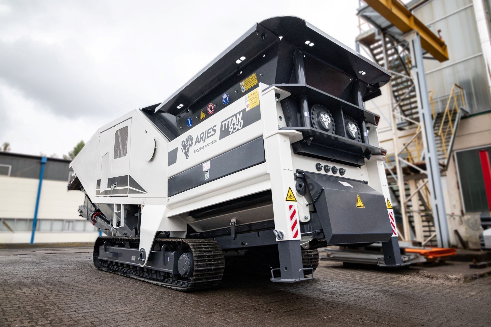 ARJES TITAN 950 White Edition mobiilimurskain työmaalla