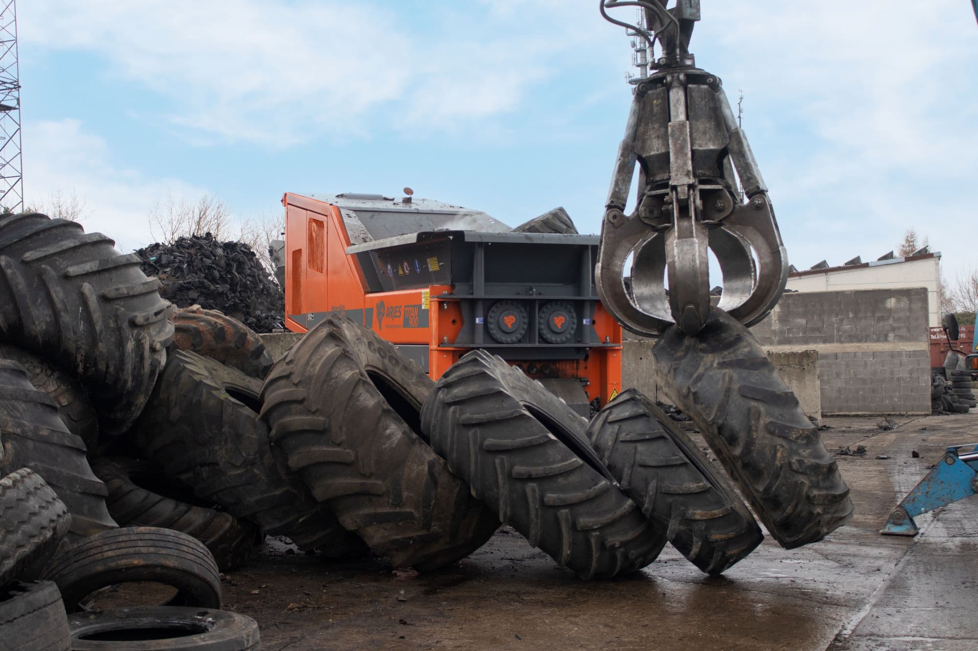 ARJES TITAN 900 käsittelemässä suuria rengasmääriä työmaalla