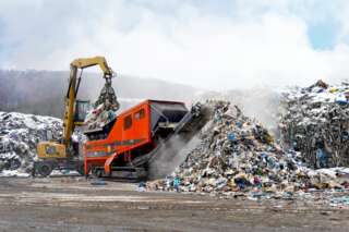 ARJES TITAN 900 mobiilimurskain työmaalla murskaamassa materiaalia