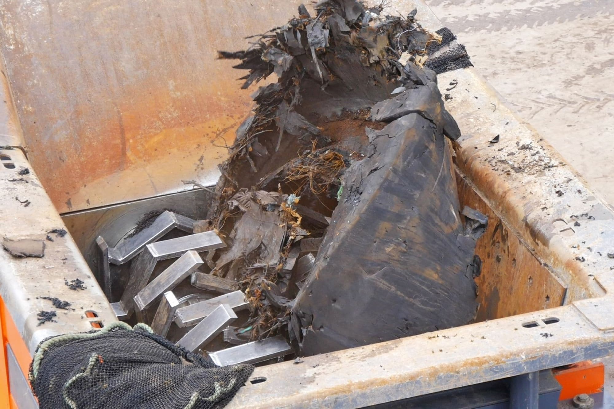 ARJES TITAN 900 murskaamassa käytettyjä renkaita työmaalla