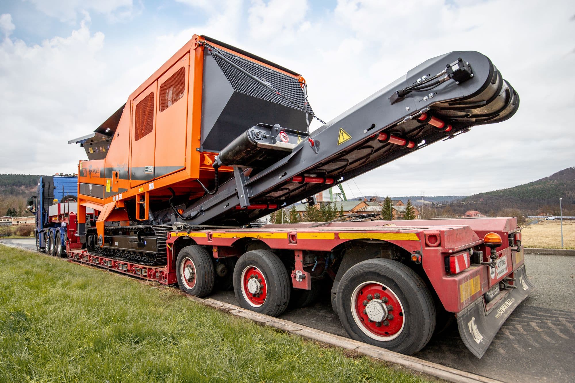 ARJES TITAN 900 kuljetuksessa lavetin päällä työmaalle