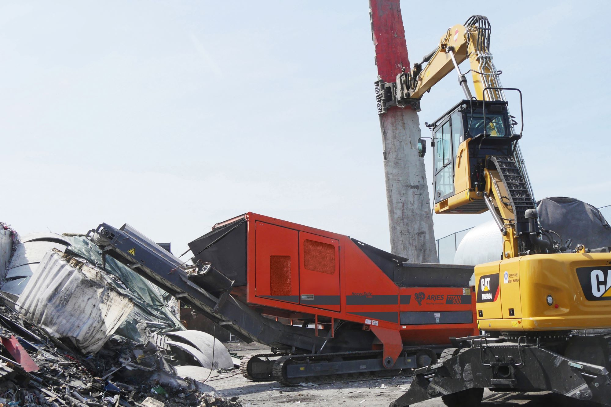 ARJES TITAN 900 murskaamassa komposiittimateriaalia (CFRP) työmaalla