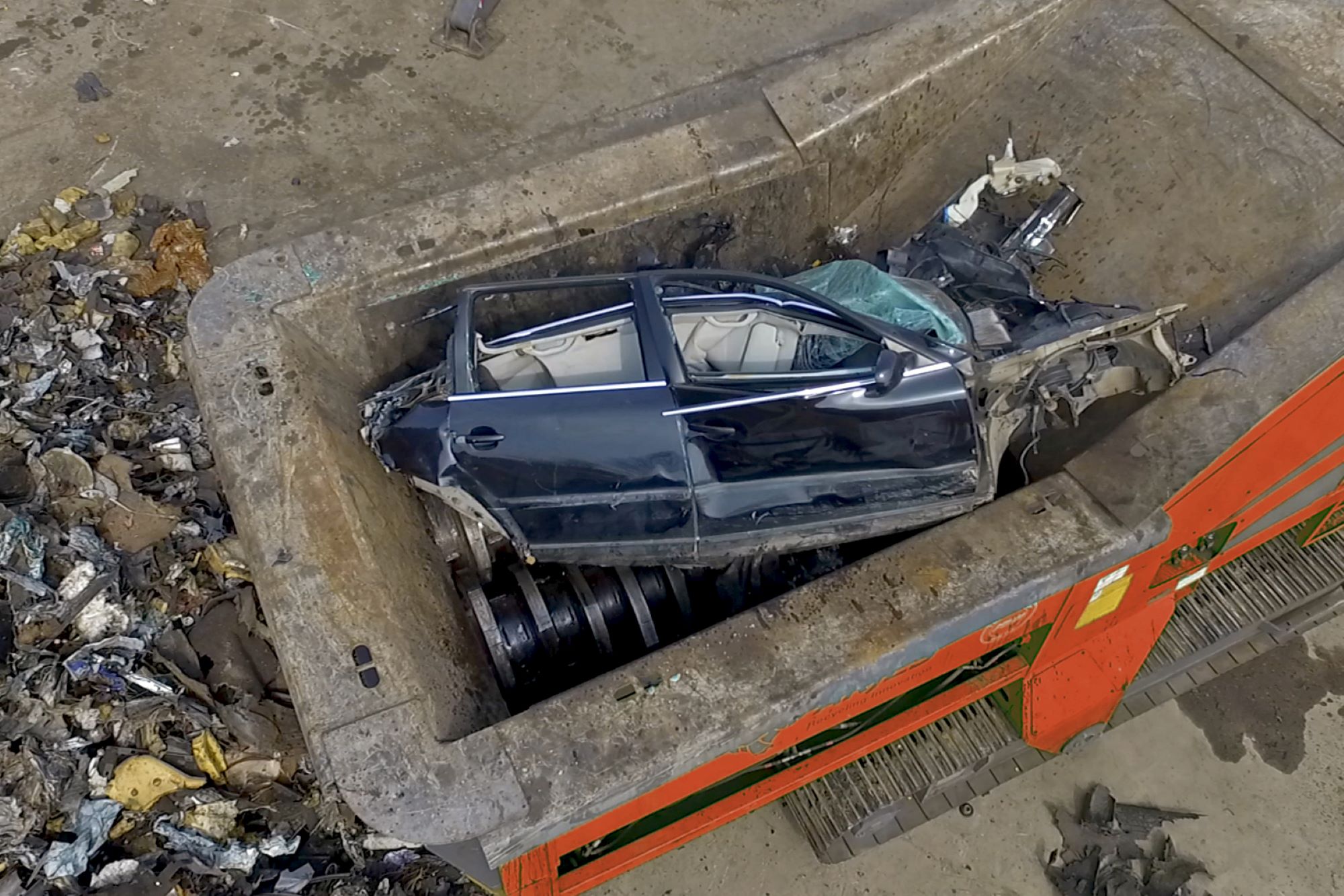 ARJES TITAN 950 murskaamassa romumetallia työmaalla