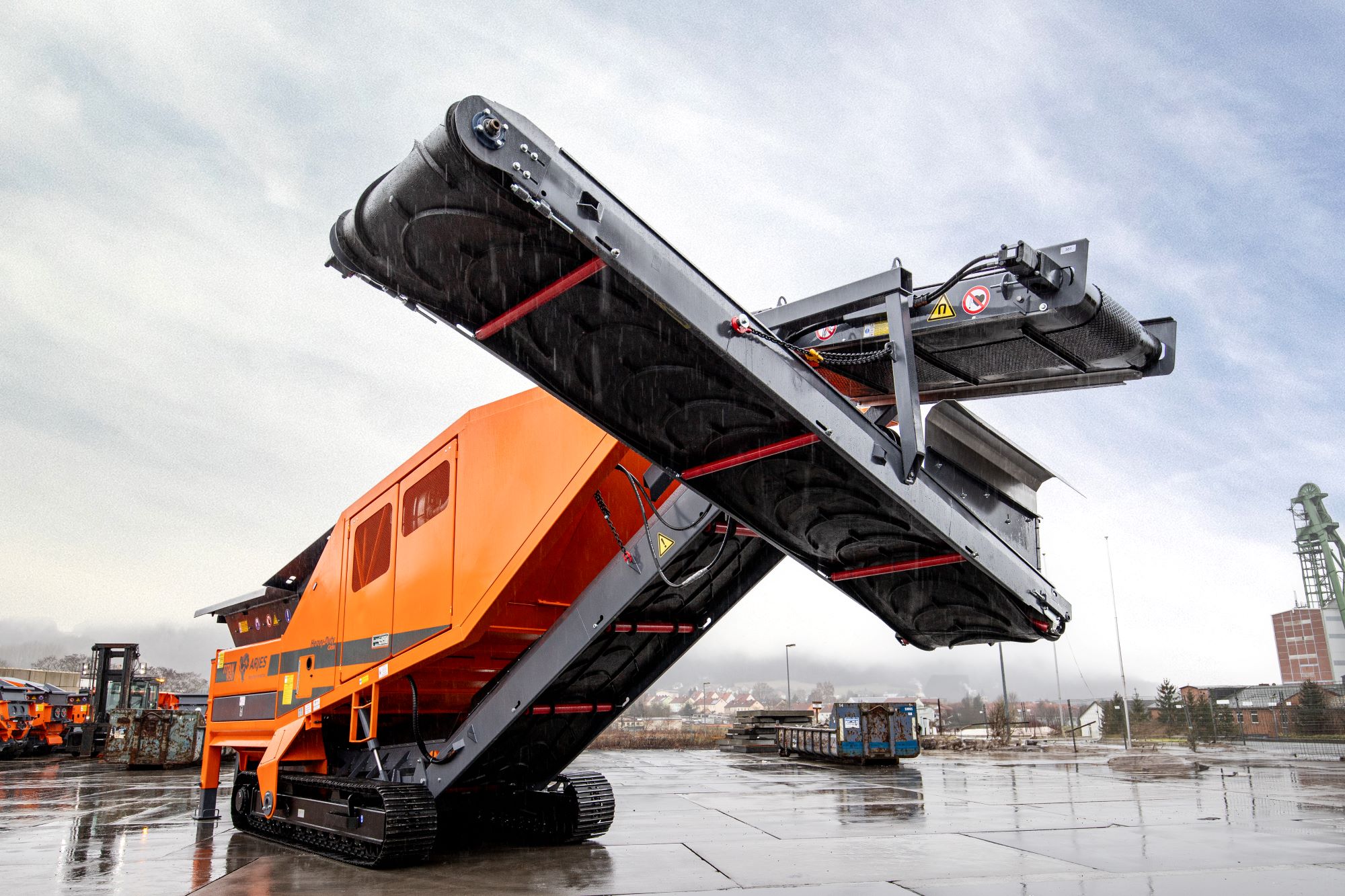 ARJES TITAN 950 murskain poikkikuljettimella materiaalin siirtoon