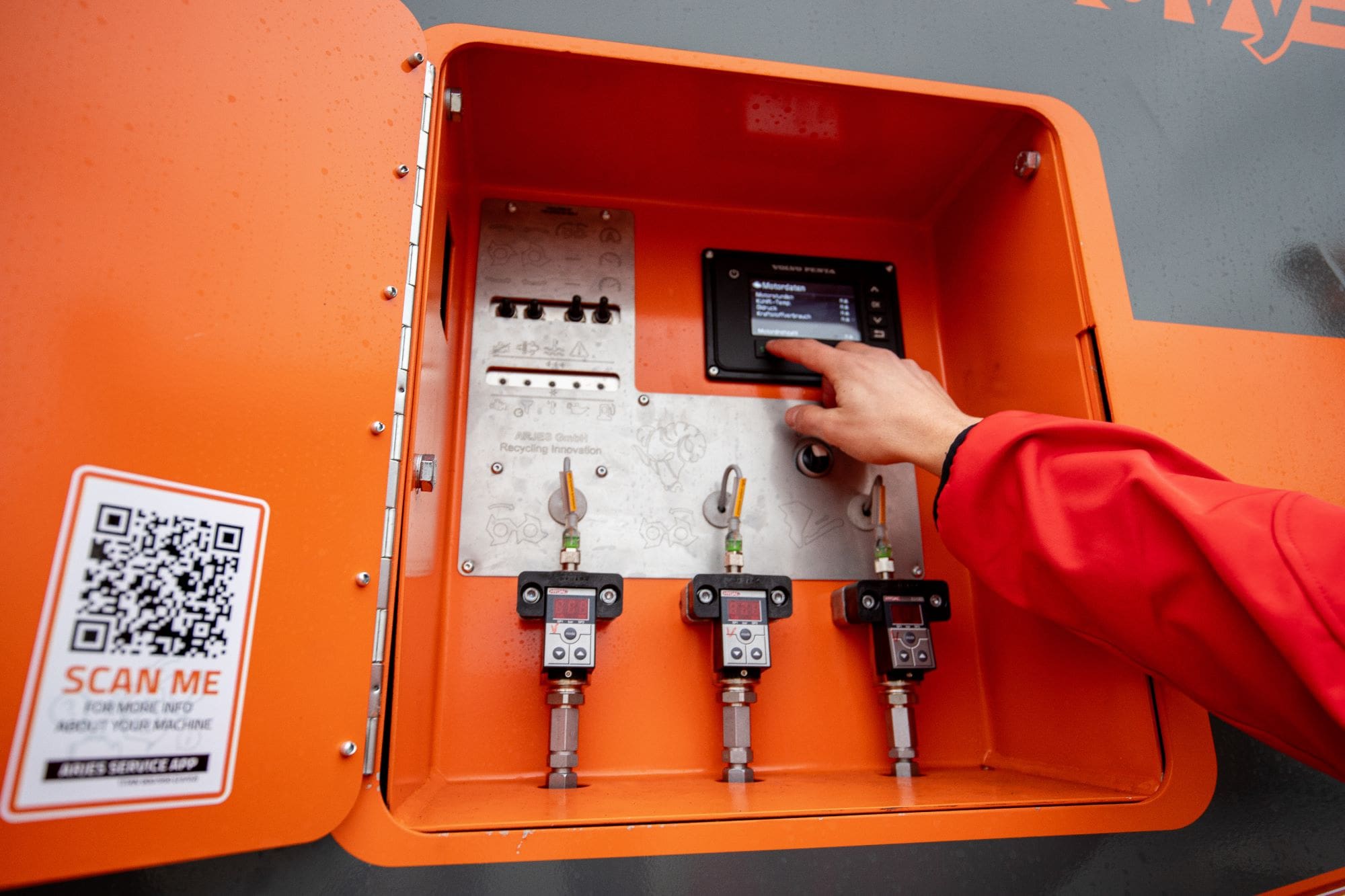 ARJES TITAN 900 ohjausjärjestelmä ja hallintapaneeli käytössä